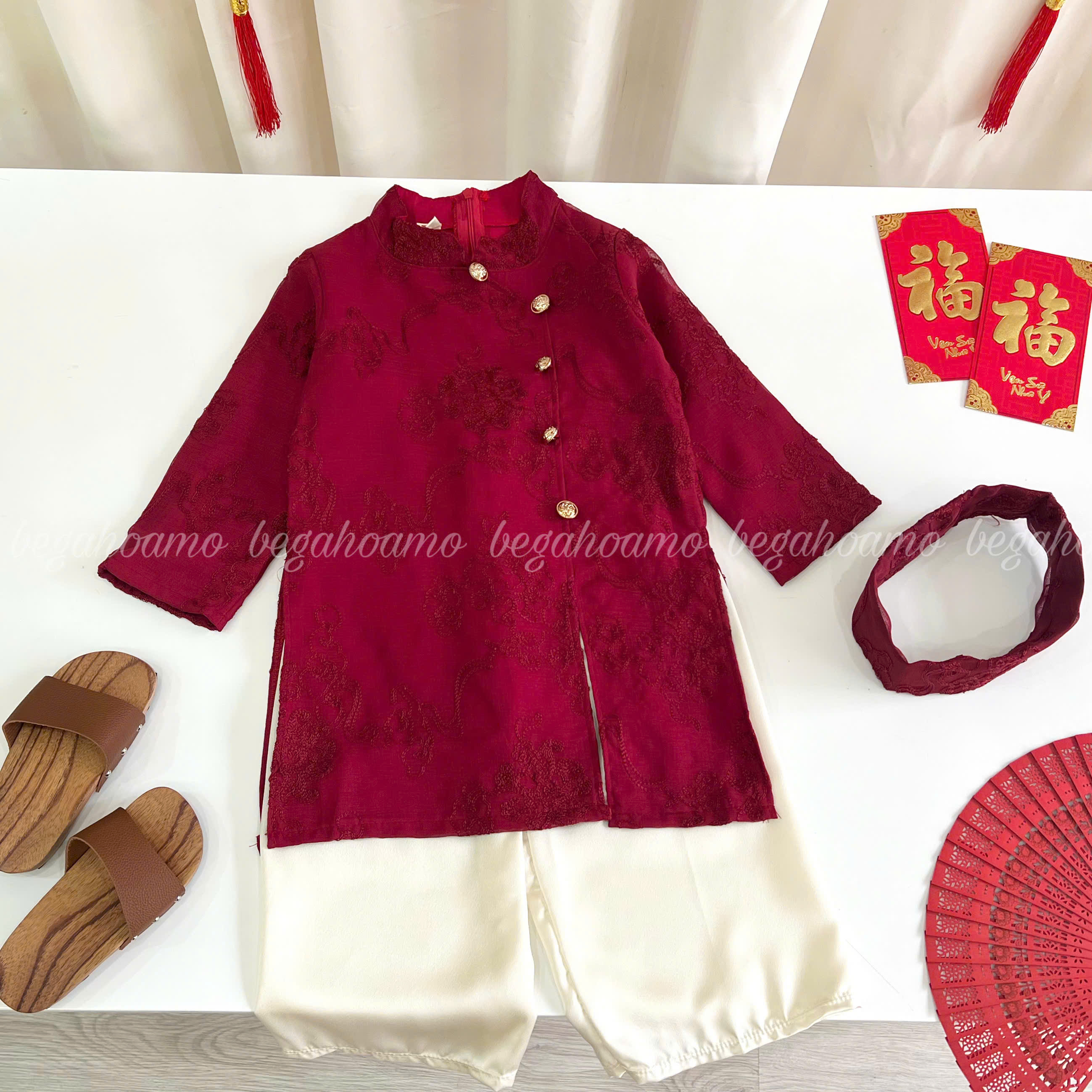 Áo dài gấm đỏ kèm mấn bé trai